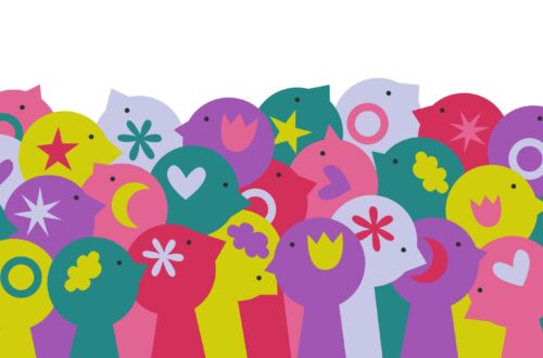 Un’illustrazione che raffigura, con tratti molto stilizzati, un gruppo di persone con cervelli diversi, rappresentati da diverse icone sulle loro teste.