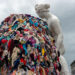 Napoli, Italia - 30 settembre 2023: La monumentale installazione artistica “Venere degli stracci” dell’artista contemporaneo Michelangelo Pistoletto è esposta all’aperto in città. Una classica scultura bianca raffigurante la dea romana si affaccia su un’enorme pila di indumenti colorati scartati. Questo iconico capolavoro dell’Arte Povera contrappone visivamente l’antica bellezza classica al consumismo e agli sprechi della moda fast fashion moderna, offrendo una potente riflessione culturale e sociale ai turisti di tutto il mondo e agli amanti dell’arte.