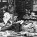Una famosa foto che ritrae un ragazzo che legge un libro seduto tra le rovine di una libreria londinese durante la campagna del blitz tedesco nel 1940.