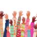 Un'illustrazione che raffigura tante braccia di bambini tese verso l'alto, avvolte in maniche con tanti motivi colorati e diversi, e con le mani di tanti colori diversi.